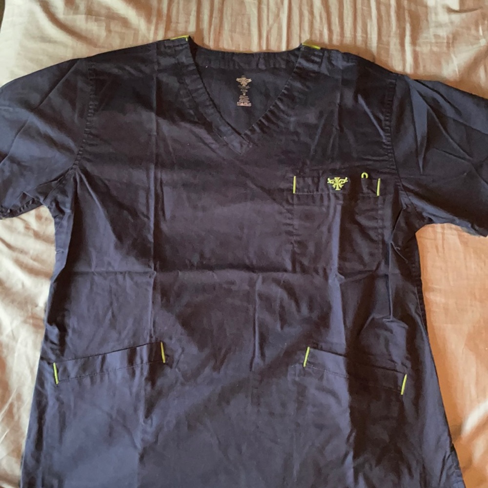 Med Couture Women’s Scrub Top